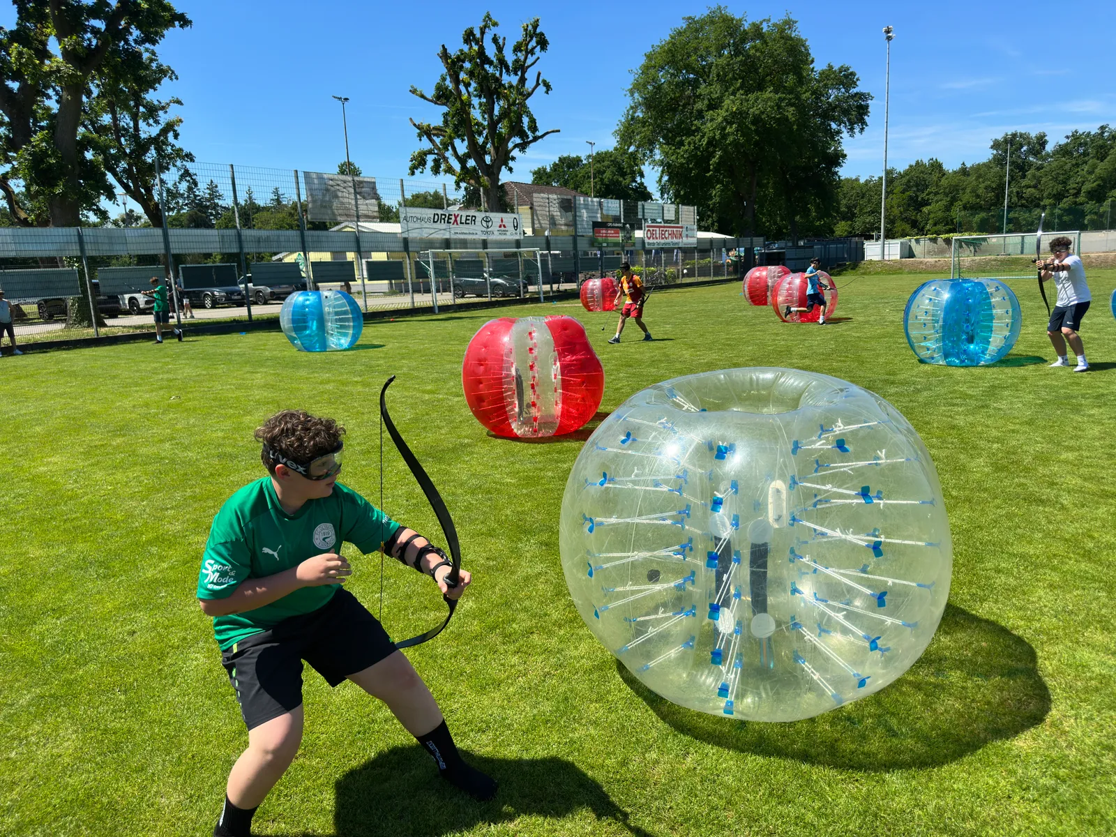 Spieler mit Schutzmaske sucht Deckung hinter einer aufblasbaren Bubble