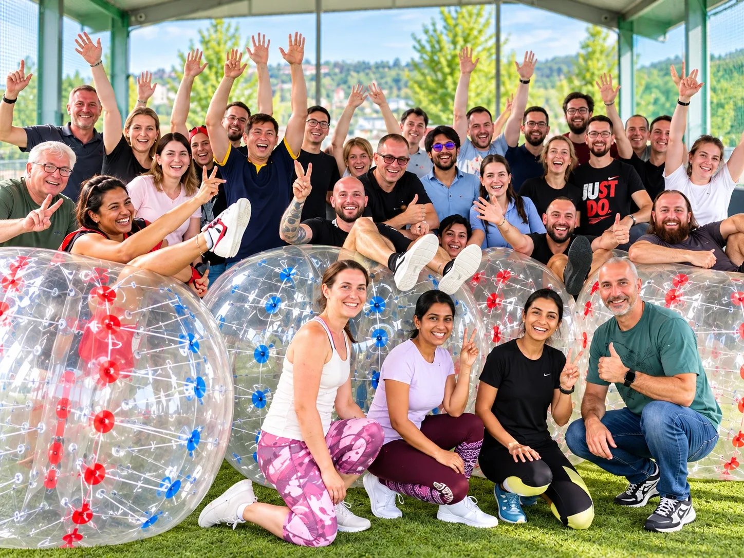 Firmenteam mit Bubbles in der überdachten Freilufthalle