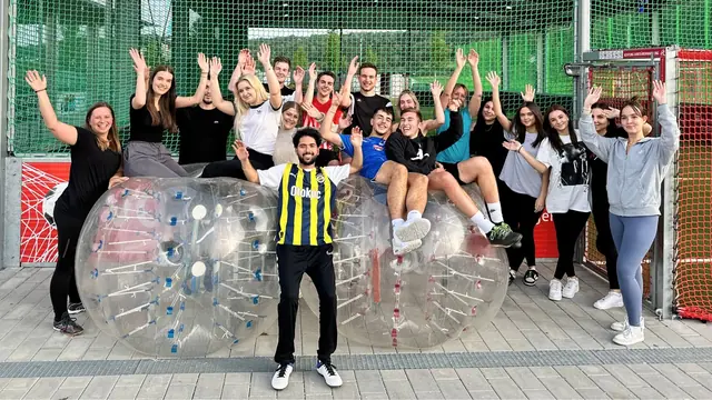 Gruppe von Auszubildenden beim Azubi-Kennenlernen mit Bubble Soccer