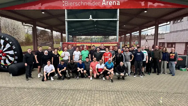 Große Firmengruppe beim Betriebsausflug mit Bubble Soccer und XXL Soccer Darts