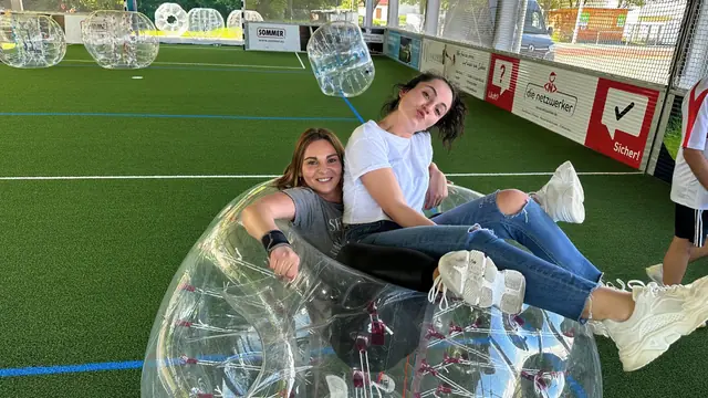 Zwei Frauen lachen gemeinsam in einer Bubble beim Junggesellinnenabschied