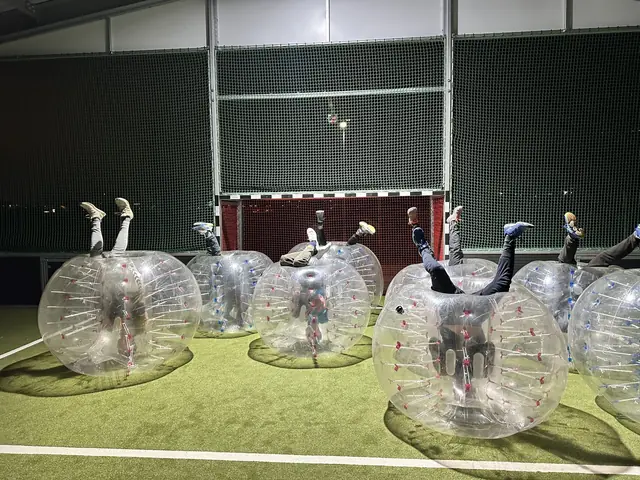 JGA-Gruppe überschlägt sich in Bubbles in einer Indoor-Halle