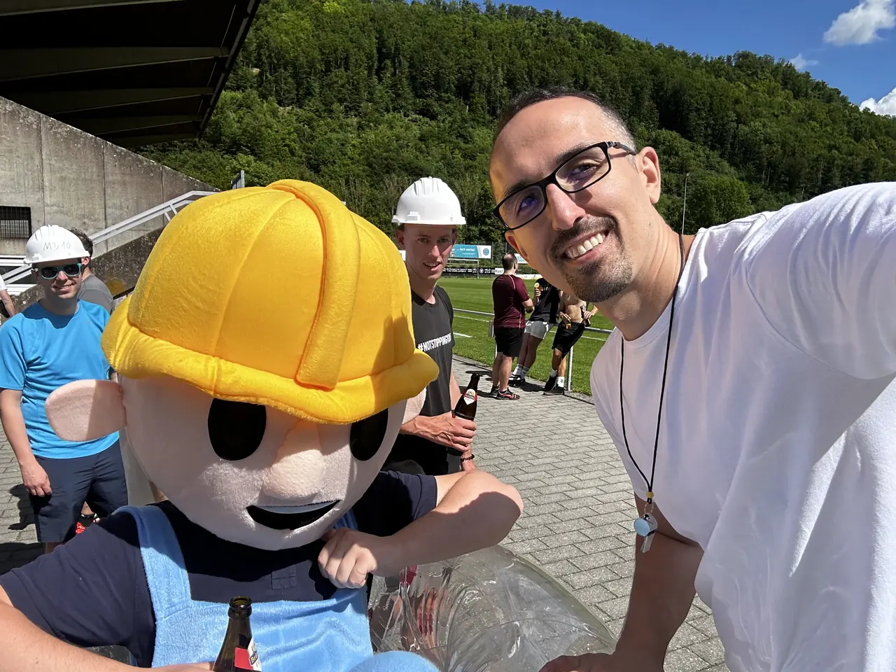 JGA-Gruppe mit Bauhelmen und verkleidetem Bräutigam beim Bubble Soccer