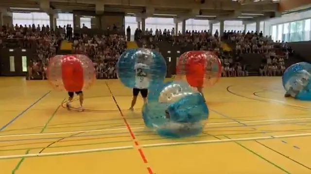 Bubble Soccer in der Schulsporthalle vor voller Tribüne