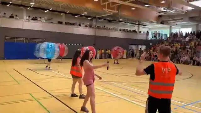 Bubble Soccer vor voller Tribüne beim Schulsportfest