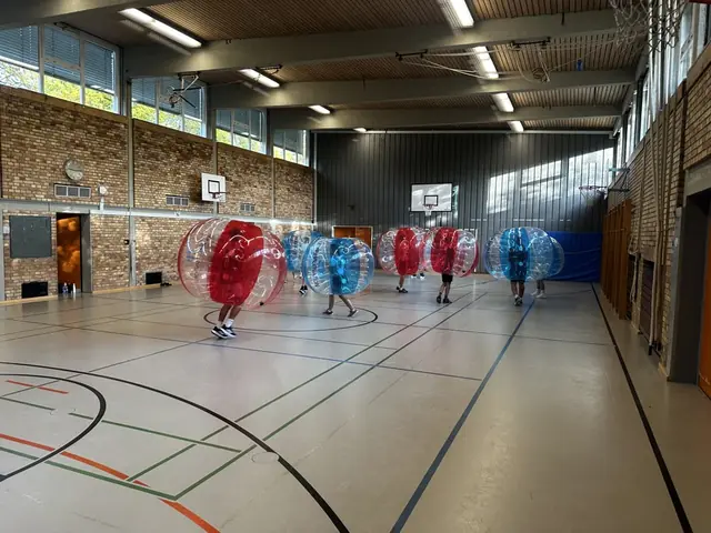 Bubble Soccer in einer Schulturnhalle beim Projekttag
