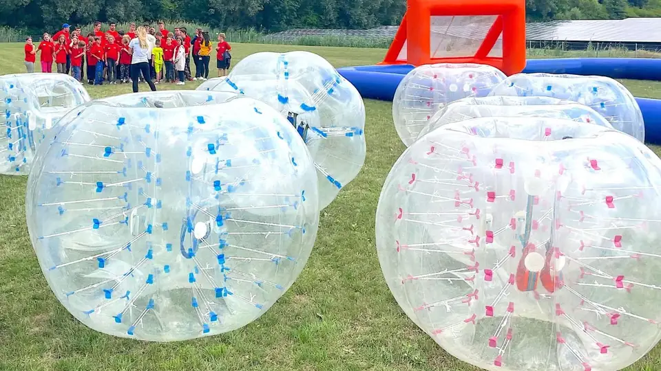 Bubbles und aufblasbare Arena auf einer Wiese beim Event