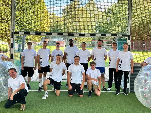 Vereinsmannschaft mit Bubbles vor dem Tor in einer Freilufthalle