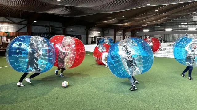 Bubble Soccer in einer Indoor-Halle als Programm für die Firmen-Weihnachtsfeier