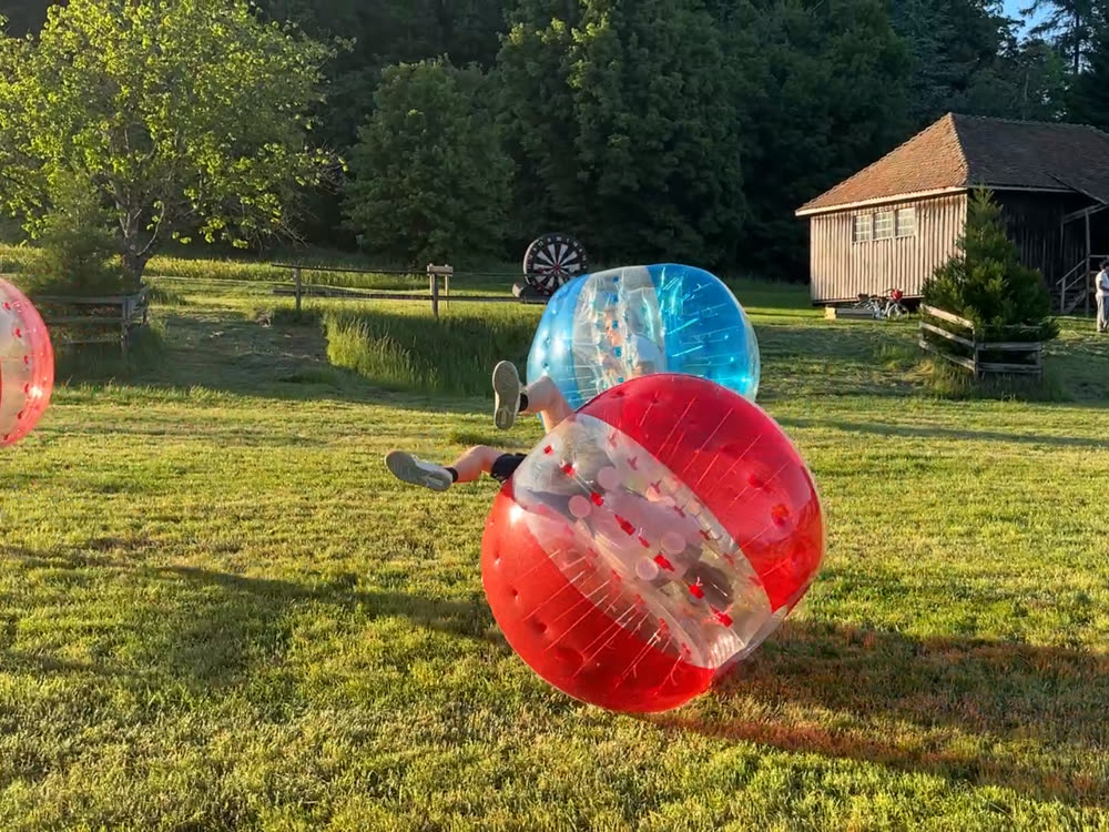 Bubble-Soccer-Zweikampf auf der Wiese