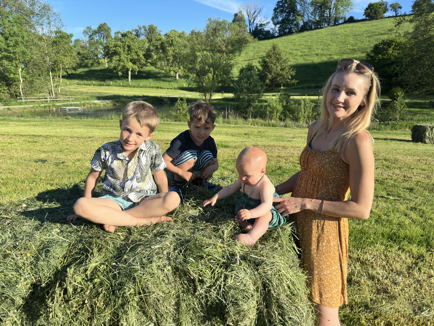 Familie mit Kindern auf der Gemeindefreizeit – Bubble Soccer für alle Generationen