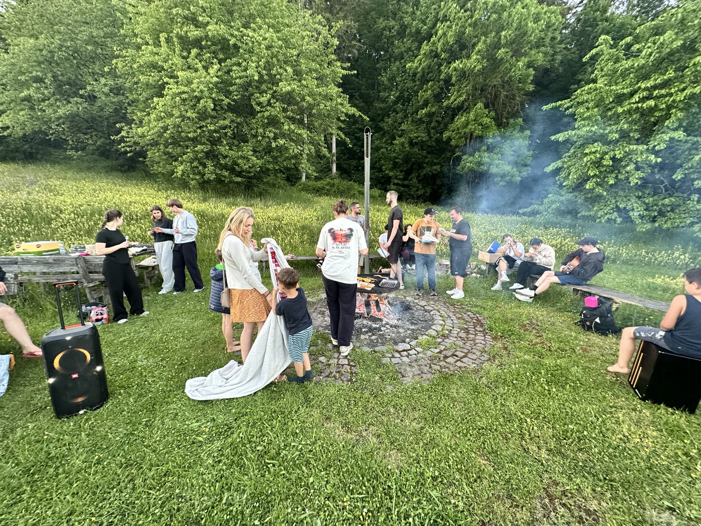 Gemeinschaft am Lagerfeuer nach dem Bubble-Soccer-Event