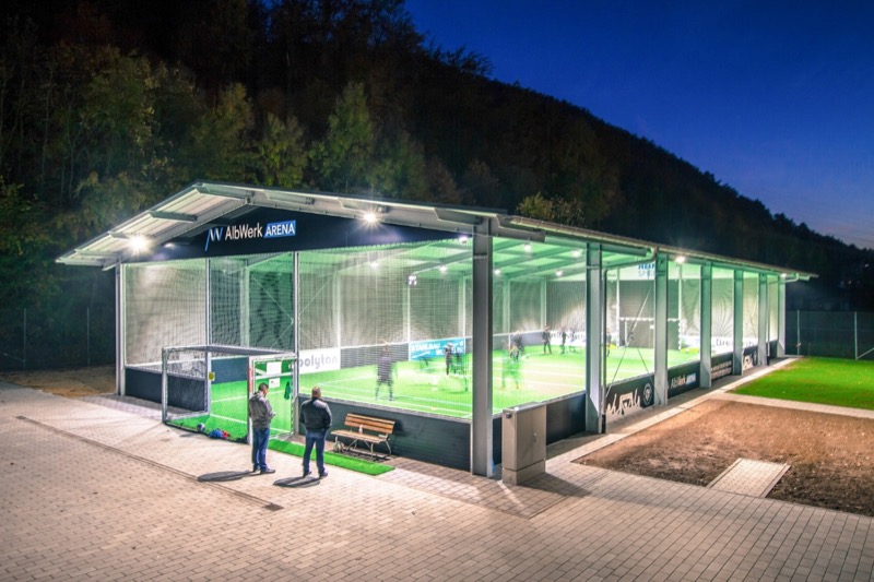 Beleuchtete überdachte Freilufthalle am Abend