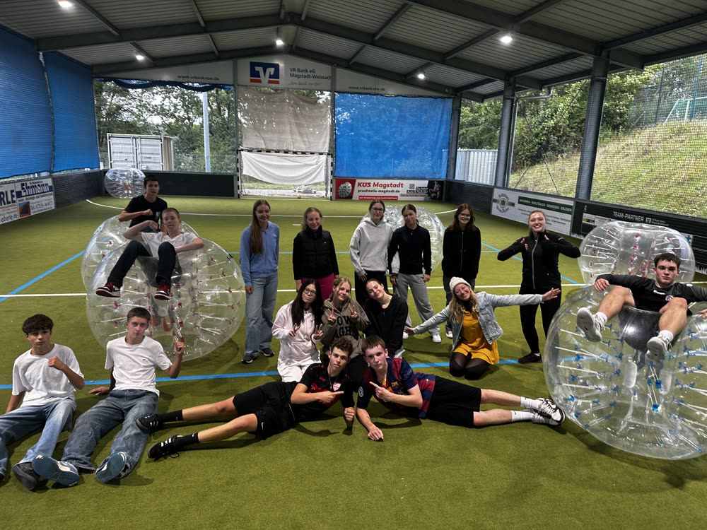 Bubble Soccer auf der Freiluftsportanlage mit der ganzen Klasse