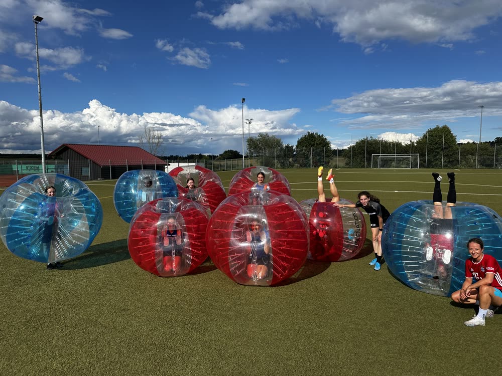 Bubble Soccer draußen auf dem Sportplatz