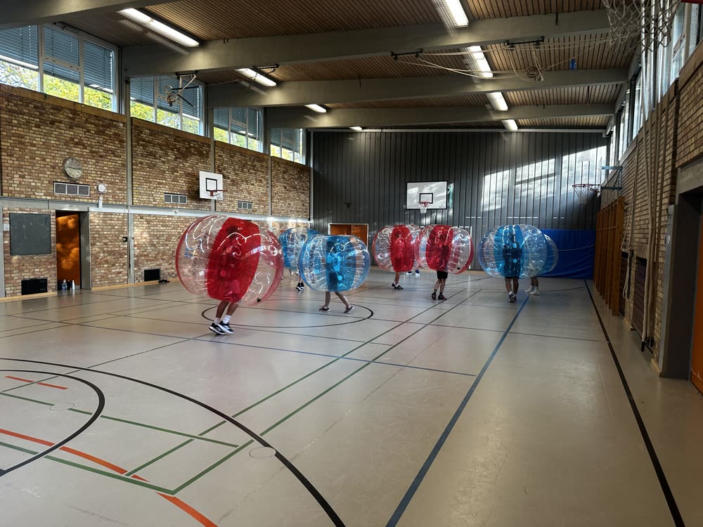 Bubble Soccer in der Schulturnhalle