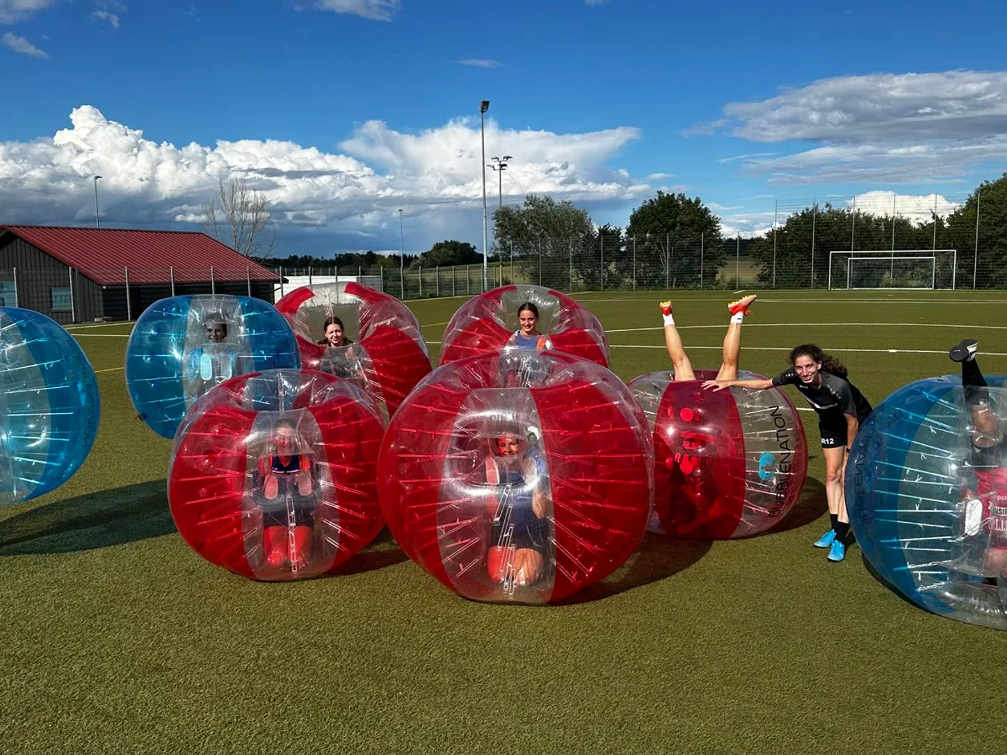 Vereinsmannschaft mit Bubbles auf dem Sportplatz