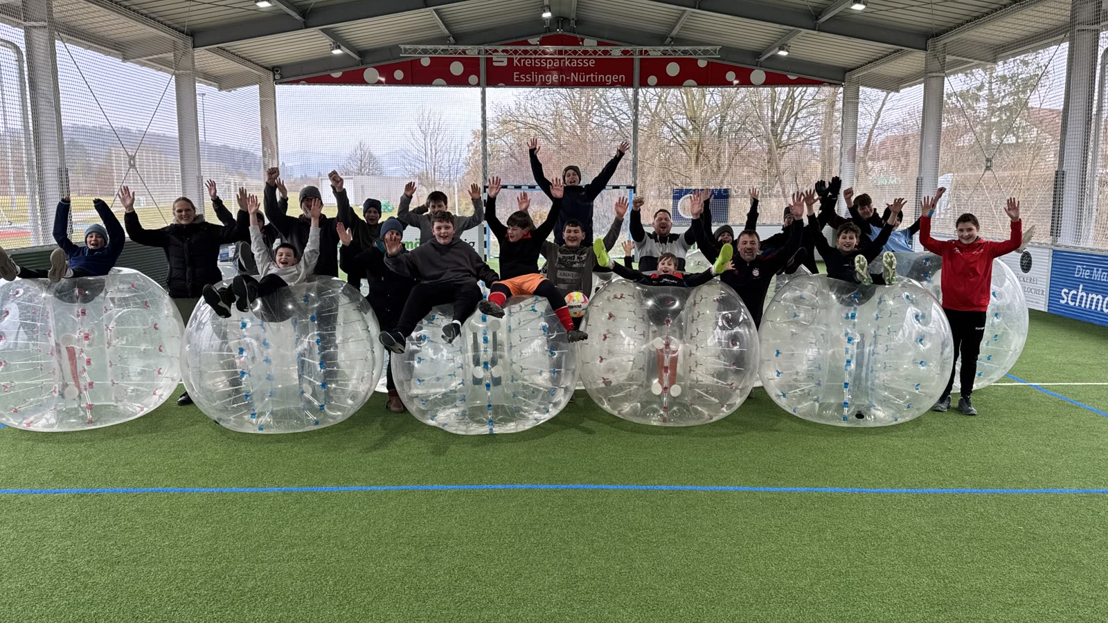 Jugendmannschaft feiert nach dem Bubble-Soccer-Event